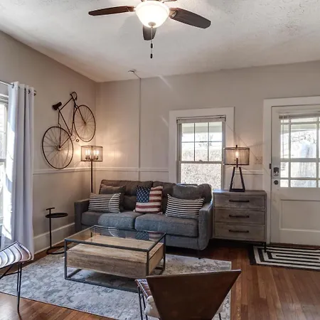 235 East Chestnut Vila